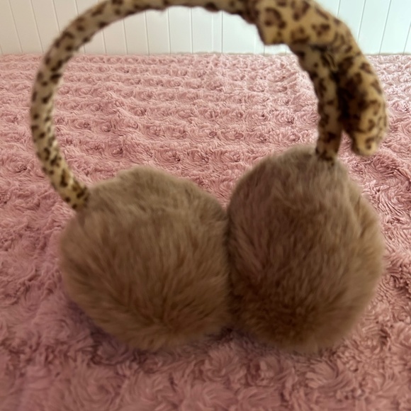 FAUX FUR LEOPARD PRINTED EAR MUFFS - Picture 2 of 3